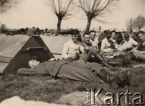 Wiosna 1942, brak miejsca.
 Członkowie Organizacji RAD (Reichsarbeitsdienst, pol. Służba Pracy Rzeszy) odpoczywają przy elementach mostu pontonowego.
 Fot. NN, zbiory Ośrodka KARTA, udostępnił Stanisław Blichiewicz
   
