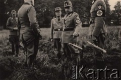 1941-1942, brak miejsca.
 Generał Wehrmachtu w rozmowie z dowódcą 81 batalionu Organizacji RAD (Reichsarbeitsdienst, pol. Służba Pracy Rzeszy), w rozmowie uczestniczą także trzej inni funkcyjni z Organizacji RAD z 1 kompani 81 batalionu. 
 Fot. NN, zbiory Ośrodka KARTA, udostępnił Stanisław Blichiewicz
   
