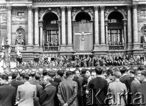 18.07.1943, Lwów, dystrykt Galicja, Generalna Gubernia.
 Trybuna przed gmachem Teatru Wielkiego, uroczysta odprawa ochotników do 14 Dywizji Strzeleckiej SS 