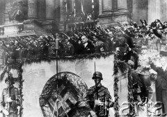 18.07.1943, Lwów, dystrykt Galicja, Generalna Gubernia.
 Dostojnicy na trybunie przed gmachem Teatru Wielkiego podczas uroczystej odprawy ochotników do 14 Dywizji Strzeleckiej SS 