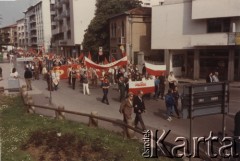 Lata 80., Włochy.
Pierwszomajowa demonstracja zorganizowana przez włoskie związki zawodowe - manifestanci z polskimi flagami na których widoczny jest napis: 