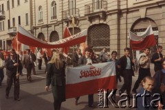 Lata 80., Włochy.
Pierwszomajowa demonstracja zorganizowana przez włoskie związki zawodowe - manifestanci z polskimi flagami, na których widoczny jest napis: 