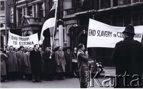 22.04.1956, Londyn, Wielka Brytania.
Antysowiecka demonstracja emigrantów z Europy Środkowo-Wschodniej,
przemarsz emigrantów z Estonii i Czechosłowacji, na transparentach umieszczone napisy 