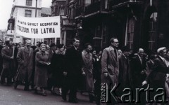 22.04.1956, Londyn, Wielka Brytania.
Antysowiecka demonstracja emigrantów z Europy Środkowo-Wschodniej,
przemarsz emigrantów z Łotwy, na transparencie umieszczony napis 