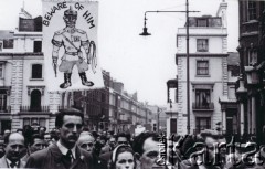 22.04.1956, Londyn, Wielka Brytania.
Antysowiecka demonstracja emigrantów z Europy Środkowo-Wschodniej,
przemarsz demonstracji, na transparencie widnieje karykatura czerwonoarmisty i napis 