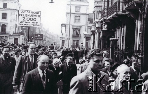 22.04.1956, Londyn, Wielka Brytania.
Antysowiecka demonstracja emigrantów z Europy Środkowo-Wschodniej,
na pierwszym planie lotnicy polscy, w głębi  transparenty z napisami  