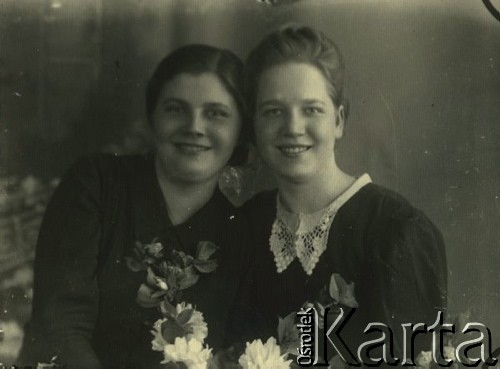 Druga połowa lat 30. do 1941, Kozienice, Polska.
Portret dwóch młodych kobiet.
Zdjęcie wykonane w atelier fotograficznym żydowskiego fotografa Chaima Bernemana. Przed wojną zakład mieścił się w Kozienicach na rogu ulic Warszawskiej i Maciejowickiej, przed wybuchem wojny albo już w czasie niemieckiej okupacji  został przeniesiony na ulicę Lubelską 13. Cała kolekcja jest datowana na okres od drugiej połowy lat 30-tych do roku 1941, kiedy Chaim Berneman wraz z rodziną został zesłany do obozu pracy w Wolanowie. Berneman zmarł po ucieczce z obozu.
Fot. Chaim Berneman (Chaim Berman), zbiory Ośrodka KARTA