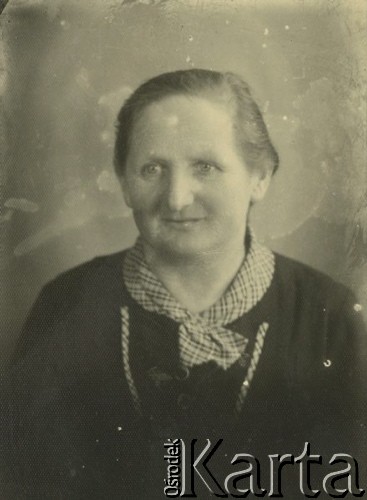 Druga połowa lat 30. do 1941, Kozienice, Polska.
Portret kobiety w ciemnej bluzce z kołnierzykiem w kratkę.
Zdjęcie wykonane w atelier fotograficznym żydowskiego fotografa Chaima Bernemana. Przed wojną zakład mieścił się w Kozienicach na rogu ulic Warszawskiej i Maciejowickiej, przed wybuchem wojny albo już w czasie niemieckiej okupacji  został przeniesiony na ulicę Lubelską 13. Cała kolekcja jest datowana na okres od drugiej połowy lat 30-tych do roku 1941, kiedy Chaim Berneman wraz z rodziną został zesłany do obozu pracy w Wolanowie. Berneman zmarł po ucieczce z obozu.
Fot. Chaim Berneman (Chaim Berman), zbiory Ośrodka KARTA