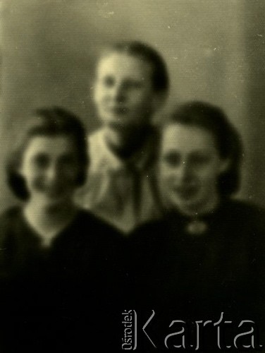 Druga połowa lat 30. do 1941, Kozienice, Polska.
Portret trzech młodych kobiet.
Zdjęcie wykonane w atelier fotograficznym żydowskiego fotografa Chaima Bernemana. Przed wojną zakład mieścił się w Kozienicach na rogu ulic Warszawskiej i Maciejowickiej, przed wybuchem wojny albo już w czasie niemieckiej okupacji  został przeniesiony na ulicę Lubelską 13. Cała kolekcja jest datowana na okres od drugiej połowy lat 30-tych do roku 1941, kiedy Chaim Berneman wraz z rodziną został zesłany do obozu pracy w Wolanowie. Berneman zmarł po ucieczce z obozu.
Fot. Chaim Berneman (Chaim Berman), zbiory Ośrodka KARTA