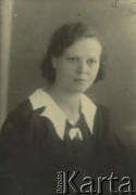 Druga połowa lat 30. do 1941, Kozienice, Polska.
Portret młodej kobiety w ciemnej sukience z białym kołnierzykiem.
Zdjęcie wykonane w atelier fotograficznym żydowskiego fotografa Chaima Bernemana. Przed wojną zakład mieścił się w Kozienicach na rogu ulic Warszawskiej i Maciejowickiej, przed wybuchem wojny albo już w czasie niemieckiej okupacji  został przeniesiony na ulicę Lubelską 13. Cała kolekcja jest datowana na okres od drugiej połowy lat 30-tych do roku 1941, kiedy Chaim Berneman wraz z rodziną został zesłany do obozu pracy w Wolanowie. Berneman zmarł po ucieczce z obozu.
Fot. Chaim Berneman (Chaim Berman), zbiory Ośrodka KARTA