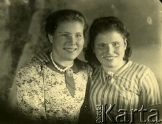 Druga połowa lat 30. do 1941, Kozienice, Polska.
Portret dwóch młodych kobiet.
Zdjęcie wykonane w atelier fotograficznym żydowskiego fotografa Chaima Bernemana. Przed wojną zakład mieścił się w Kozienicach na rogu ulic Warszawskiej i Maciejowickiej, przed wybuchem wojny albo już w czasie niemieckiej okupacji  został przeniesiony na ulicę Lubelską 13. Cała kolekcja jest datowana na okres od drugiej połowy lat 30-tych do roku 1941, kiedy Chaim Berneman wraz z rodziną został zesłany do obozu pracy w Wolanowie. Berneman zmarł po ucieczce z obozu.
Fot. Chaim Berneman (Chaim Berman), zbiory Ośrodka KARTA