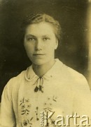 Druga połowa lat 30. do 1941, Kozienice, Polska.
Portret młodej kobiety w haftowanej bluzce.
Zdjęcie wykonane w atelier fotograficznym żydowskiego fotografa Chaima Bernemana. Przed wojną zakład mieścił się w Kozienicach na rogu ulic Warszawskiej i Maciejowickiej, przed wybuchem wojny albo już w czasie niemieckiej okupacji  został przeniesiony na ulicę Lubelską 13. Cała kolekcja jest datowana na okres od drugiej połowy lat 30-tych do roku 1941, kiedy Chaim Berneman wraz z rodziną został zesłany do obozu pracy w Wolanowie. Berneman zmarł po ucieczce z obozu.
Fot. Chaim Berneman (Chaim Berman), zbiory Ośrodka KARTA