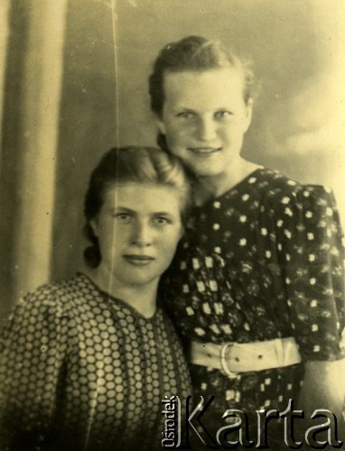 Druga połowa lat 30. do 1941, Kozienice, Polska.
Portret dwóch dziewczyn we wzorzystych sukienkach.
Zdjęcie wykonane w atelier fotograficznym żydowskiego fotografa Chaima Bernemana. Przed wojną zakład mieścił się w Kozienicach na rogu ulic Warszawskiej i Maciejowickiej, przed wybuchem wojny albo już w czasie niemieckiej okupacji  został przeniesiony na ulicę Lubelską 13. Cała kolekcja jest datowana na okres od drugiej połowy lat 30-tych do roku 1941, kiedy Chaim Berneman wraz z rodziną został zesłany do obozu pracy w Wolanowie. Berneman zmarł po ucieczce z obozu.
Fot. Chaim Berneman (Chaim Berman), zbiory Ośrodka KARTA