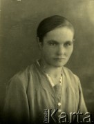 Druga połowa lat 30. do 1941, Kozienice, Polska.
Portret kobiety w jasnej bluzce.
Zdjęcie wykonane w atelier fotograficznym żydowskiego fotografa Chaima Bernemana. Przed wojną zakład mieścił się w Kozienicach na rogu ulic Warszawskiej i Maciejowickiej, przed wybuchem wojny albo już w czasie niemieckiej okupacji  został przeniesiony na ulicę Lubelską 13. Cała kolekcja jest datowana na okres od drugiej połowy lat 30-tych do roku 1941, kiedy Chaim Berneman wraz z rodziną został zesłany do obozu pracy w Wolanowie. Berneman zmarł po ucieczce z obozu.
Fot. Chaim Berneman (Chaim Berman), zbiory Ośrodka KARTA