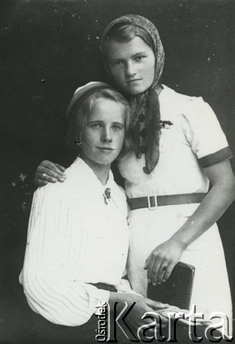 Druga połowa lat 30. do 1941, Kozienice, Polska.
Portret dwóch dziewczynek, jedna jest ubrana w białą sukienkę, druga ma na sobie białą bluzkę i ciemną spódnicę.
Zdjęcie wykonane w atelier fotograficznym żydowskiego fotografa Chaima Bernemana. Przed wojną zakład mieścił się w Kozienicach na rogu ulic Warszawskiej i Maciejowickiej, przed wybuchem wojny albo już w czasie niemieckiej okupacji  został przeniesiony na ulicę Lubelską 13. Cała kolekcja jest datowana na okres od drugiej połowy lat 30-tych do roku 1941, kiedy Chaim Berneman wraz z rodziną został zesłany do obozu pracy w Wolanowie. Berneman zmarł po ucieczce z obozu.
Fot. Chaim Berneman (Chaim Berman), zbiory Ośrodka KARTA