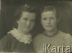 Druga połowa lat 30. do 1941, Kozienice, Polska.
Portret dwóch dziewczyn.
Zdjęcie wykonane w atelier fotograficznym żydowskiego fotografa Chaima Bernemana. Przed wojną zakład mieścił się w Kozienicach na rogu ulic Warszawskiej i Maciejowickiej, przed wybuchem wojny albo już w czasie niemieckiej okupacji  został przeniesiony na ulicę Lubelską 13. Cała kolekcja jest datowana na okres od drugiej połowy lat 30-tych do roku 1941, kiedy Chaim Berneman wraz z rodziną został zesłany do obozu pracy w Wolanowie. Berneman zmarł po ucieczce z obozu.
Fot. Chaim Berneman (Chaim Berman), zbiory Ośrodka KARTA