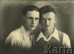 Druga połowa lat 30. do 1941, Kozienice, Polska.
Portret dwóch chłopców.
Zdjęcie wykonane w atelier fotograficznym żydowskiego fotografa Chaima Bernemana. Przed wojną zakład mieścił się w Kozienicach na rogu ulic Warszawskiej i Maciejowickiej, przed wybuchem wojny albo już w czasie niemieckiej okupacji  został przeniesiony na ulicę Lubelską 13. Cała kolekcja jest datowana na okres od drugiej połowy lat 30-tych do roku 1941, kiedy Chaim Berneman wraz z rodziną został zesłany do obozu pracy w Wolanowie. Berneman zmarł po ucieczce z obozu.
Fot. Chaim Berneman (Chaim Berman), zbiory Ośrodka KARTA