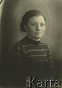 Druga połowa lat 30. do 1941, Kozienice, Polska.
Portret kobiety w bluzce w paski.
Zdjęcie wykonane w atelier fotograficznym żydowskiego fotografa Chaima Bernemana. Przed wojną zakład mieścił się w Kozienicach na rogu ulic Warszawskiej i Maciejowickiej, przed wybuchem wojny albo już w czasie niemieckiej okupacji  został przeniesiony na ulicę Lubelską 13. Cała kolekcja jest datowana na okres od drugiej połowy lat 30-tych do roku 1941, kiedy Chaim Berneman wraz z rodziną został zesłany do obozu pracy w Wolanowie. Berneman zmarł po ucieczce z obozu.
Fot. Chaim Berneman (Chaim Berman), zbiory Ośrodka KARTA