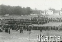 Maj 1935, Kozienice, Polska.
Uroczystości  żałobne związane z pogrzebem Marszałka Józefa Piłsudskiego.
Zdjęcie wykonane w atelier fotograficznym żydowskiego fotografa Chaima Bernemana. Przed wojną zakład mieścił się w Kozienicach na rogu ulic Warszawskiej i Maciejowickiej, przed wybuchem wojny albo już w czasie niemieckiej okupacji  został przeniesiony na ulicę Lubelską 13. Cała kolekcja jest datowana na okres od drugiej połowy lat 30-tych do roku 1941, kiedy Chaim Berneman wraz z rodziną został zesłany do obozu pracy w Wolanowie. Berneman zmarł po ucieczce z obozu.
Fot. Chaim Berneman (Chaim Berman), zbiory Ośrodka KARTA