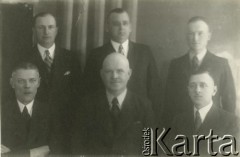 Druga połowa lat 30. do 1941, Kozienice, Polska.
Portret sześciu mężczyzn w garniturach.
Zdjęcie wykonane w atelier fotograficznym żydowskiego fotografa Chaima Bernemana. Przed wojną zakład mieścił się w Kozienicach na rogu ulic Warszawskiej i Maciejowickiej, przed wybuchem wojny albo już w czasie niemieckiej okupacji został przeniesiony na ulicę Lubelską 13. Cała kolekcja jest datowana na okres od drugiej połowy lat 30-tych do roku 1941, kiedy Chaim Berneman wraz z rodziną został zesłany do obozu pracy w Wolanowie. Berneman zmarł po ucieczce z obozu.
Fot. Chaim Berneman (Chaim Berman), zbiory Ośrodka KARTA