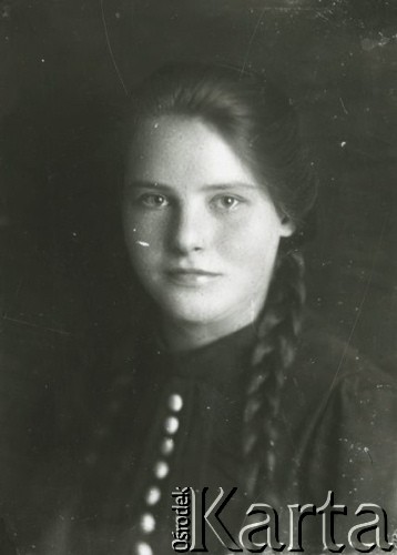 Druga połowa lat 30. do 1941, Kozienice, Polska.
Portret dzieczyny z warkoczami.
Zdjęcie wykonane w atelier fotograficznym żydowskiego fotografa Chaima Bernemana. Przed wojną zakład mieścił się w Kozienicach na rogu ulic Warszawskiej i Maciejowickiej, przed wybuchem wojny albo już w czasie niemieckiej okupacji został przeniesiony na ulicę Lubelską 13. Cała kolekcja jest datowana na okres od drugiej połowy lat 30-tych do roku 1941, kiedy Chaim Berneman wraz z rodziną został zesłany do obozu pracy w Wolanowie. Berneman zmarł po ucieczce z obozu.
Fot. Chaim Berneman (Chaim Berman), zbiory Ośrodka KARTA