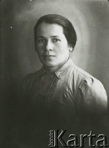 Druga połowa lat 30. do 1941, Kozienice, Polska.
Portret kobiety w jasnym żakiecie.
Zdjęcie wykonane w atelier fotograficznym żydowskiego fotografa Chaima Bernemana. Przed wojną zakład mieścił się w Kozienicach na rogu ulic Warszawskiej i Maciejowickiej, przed wybuchem wojny albo już w czasie niemieckiej okupacji został przeniesiony na ulicę Lubelską 13. Cała kolekcja jest datowana na okres od drugiej połowy lat 30-tych do roku 1941, kiedy Chaim Berneman wraz z rodziną został zesłany do obozu pracy w Wolanowie. Berneman zmarł po ucieczce z obozu.
Fot. Chaim Berneman (Chaim Berman), zbiory Ośrodka KARTA