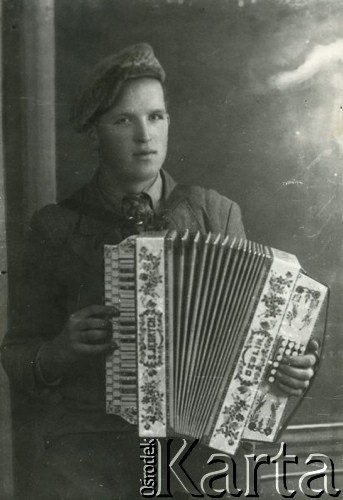 Druga połowa lat 30. do 1941, Kozienice, Polska.
Portret chłopaka z akordeonem. Napis na instrumencie: 