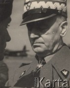 Przed 1943, Wielka Brytania.
Generał Władysław Sikorski odznaczający żołnierza.
Fot. NN, zbiory Ośrodka KARTA, udostępniła Krystyna Bogucka