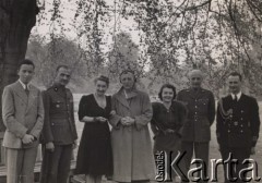 Przed 1943 Wielka Brytania.
Grupa osób, Zofia Leśniowska (córka generała Władysława Sikorskiego)  stoi trzecia od prawej.
Fot. NN, zbiory Ośrodka KARTA, udostępniła Krystyna Bogucka
