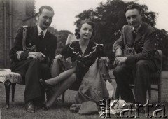 Przed 1943, Wielka Brytania.
Grupa osób, w środku siedzi Zofia Leśniowska (córka generała Władyslawa Sikorskiego).
Fot. NN, zbiory Ośrodka KARTA, udostępniła Krystyna Bogucka