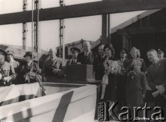Przed 1943, Wielka Brytania.
Grupa osób podczas uroczystości, z kwiatami w ręku stoi Zofia Leśniowska, córka generała Władysława Sikorskiego.
Fot. NN, zbiory Ośrodka KARTA, udostępniła Krystyna Bogucka