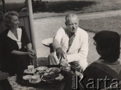 Przed 1943, Wielka Brytania.
Gupa osób, po lewej siedzi Helena Sikorska, żona generała Władyslawa Sikorskiego, w środku gen. Władysław Sikorski.
Fot. NN, zbiory Ośrodka KARTA, udostępniła Krystyna Bogucka