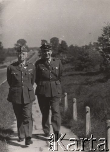 Przed 1943, Wielka Brytania.
Gen. Władysław Sikorski (po lewej) spaceruje z żołnierzem.
Fot. NN, zbiory Ośrodka KARTA, udostępniła Krystyna Bogucka
