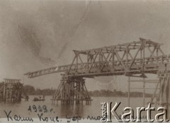 1929, Modlin, Polska.
Koncentracja saperów - budowa żelaznego mostu. Po lewej stronie widoczny jest wysunięty pas mostowy, pod nim przepływająca łódź.
Fot. Józef Tarań, zbiory Ośrodka KARTA, kolekcję zdjęć przekazała Lucyna Kumiszczo
