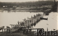 1930, Wilno, Polska.
Koncentracja saperów - budowa mostu palowego na rzece Wilja (początkowa faza budowy). Na pierwszym planie - saperzy niosący bale, na rzece widoczna jest dyżurna łódka tzw. 