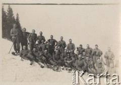 1935, brak miejsca.
Szkolenie saperów - grupa żołnierzy na nartach. 
Fot. Józef Tarań, Fundacja Ośrodka KARTA kolekcję zdjęć przekazała Lucyna Kumiszczo