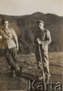 1936, brak miejsca.
Dwaj żołnierze podczas pieszej wycieczki. W tle widoczne są wzgórza. W ramach szkolenia, często dokonywano wymiany doświadczeń w innych garnizonach. 
Fot. Józef Tarań, Fundacja Ośrodka KARTA kolekcję zdjęć przekazała Lucyna Kumiszczo