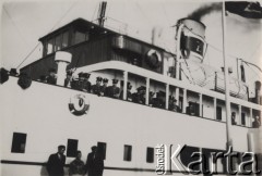 1937, Gdynia lub Gdańsk, Polska.
Kadra podoficerska 6 Batalionu Saperów - oficerzy na pokładzie statku parowego. Za burtą zawieszone jest koło ratunkowe z napisem 