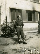 1944-1945, brak miejsca.
Żołnierz 2 Korpusu - Wacław Kurman, przed budynkiem.
Fot. NN, zbiory Ośrodka KARTA, udostępnił Wacław Kurman
