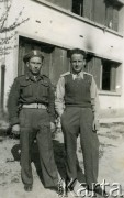 1944-1945, brak miejsca.
Żołnierze armii Andersa przed budynkiem, z lewej stoi Wacław Kurman.
Fot. NN, zbiory Ośrodka KARTA, udostępnił Wacław Kurman
