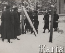 Zima 1939-1940, Targoviste, Rumunia.
Obóz dla internowanych polskich żołnierzy.
Fot. NN, zbiory Ośrodka KARTA, udostępniła Wanda Zatryb
