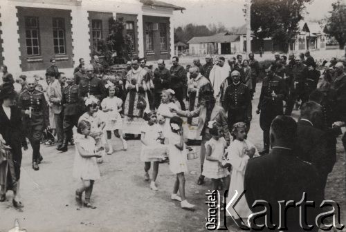 Czerwiec 1940, Targoviste, Rumunia.
Procesja Bożego Ciała.
Fot. NN, zbiory Ośrodka KARTA, udostępniła Wanda Zatryb