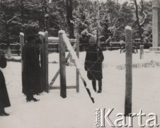 Zima 1939-1940, Targoviste okolice, Rumunia.
Odwiedziny w obozie 4 km od Targoviste.
Fot. NN, zbiory Ośrodka KARTA, udostępniła Wanda Zatryb
