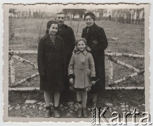 1939-1940, Targoviste, Rumunia.
Odwiedziny w obozie internowanych polskich żołnierzy, z tyłu stoją: Edward Metze i jego siostra Maria Metze, z przodu Teresa i Renia.
Fot. NN, zbiory Ośrodka KARTA, udostępniła Wanda Zatryb
