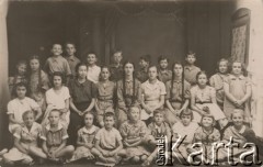 Wiosna-lato 1940, Targoviste, Rumunia.
Uczniowie polskiej szkoły, w dolnym rzędzie pierwsza z prawej siedzi Teresa Metze (Renia), nad nią siostry Buszko, bliźniaczki z warkoczami to siostry Chmielińskie, trzecia z lewej w drugim rzędzie siedzi Wanda Metze (Zatryb).
Fot. NN, zbiory Ośrodka KARTA, udostępniła Wanda Zatryb
