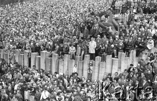 3.05.1981, Szczecin, Polska.
Uroczystość poświęcenia sztandaru Niezależnego Samorządnego Związku Zawodowego Solidarność Pomorza Zachodniego. Na zdjęciu tłum zgromadzony w amfiteatrze.
Fot. NN, zbiory Ośrodka KARTA/Independent Polish Agency (IPA), przekazał Józef Lebenbaum

