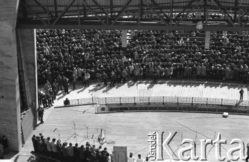 3.05.1981, Szczecin, Polska.
Uroczystość poświęcenia sztandaru Niezależnego Samorządnego Związku Zawodowego Solidarność Pomorza Zachodniego. Na zdjęciu tłum zgromadzony wokół sceny w amfiteatrze.
Fot. NN, zbiory Ośrodka KARTA/Independent Polish Agency (IPA), przekazał Józef Lebenbaum

