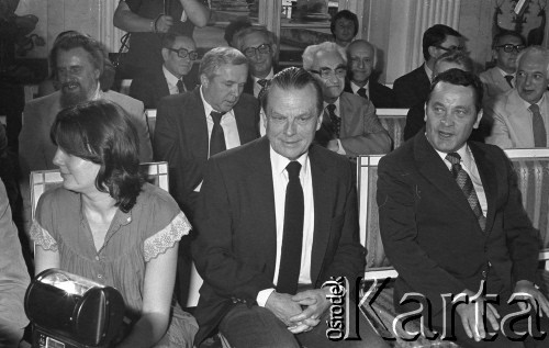 6.06.1981, Warszawa, Polska.
Wizyta Czesława Miłosza w Polsce po otrzymaniu Literackiej Nagrody Nobla - spotkanie z poetą w Pałacu na Wodzie w Łazienkach Królewskich. Na pierwszym planie: Czesław Miłosz i Józef Tejchma, minister kultury i sztuki. W drugim rzędzie siedzi (drugi od prawej) Jerzy Turowicz, redaktor naczelny 