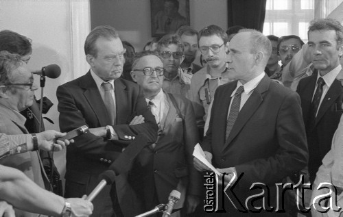 8.06.1981, Warszawa, Polska.
Wizyta Czesława Miłosza w Polsce po otrzymaniu Literackiej Nagrody Nobla. Wręczenie pisarzowi legitymacji członkowskiej ZLP. Na pierwszym planie: Czesław Miłosz i Jan Józef Szczepański, prezes Związku Literatów Polskich. Widoczny jest również brat noblisty, Andrzej Miłosz.
Fot. NN, zbiory Ośrodka KARTA/Independent Polish Agency (IPA) przekazał Józef Lebenbaum