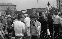 31.05.1981, Warszawa, Polska.
Pogrzeb Kardynała Stefana Wyszyńskiego - wierni uczestniczący w ceremonii. W tłumie widoczne są transparenty: 